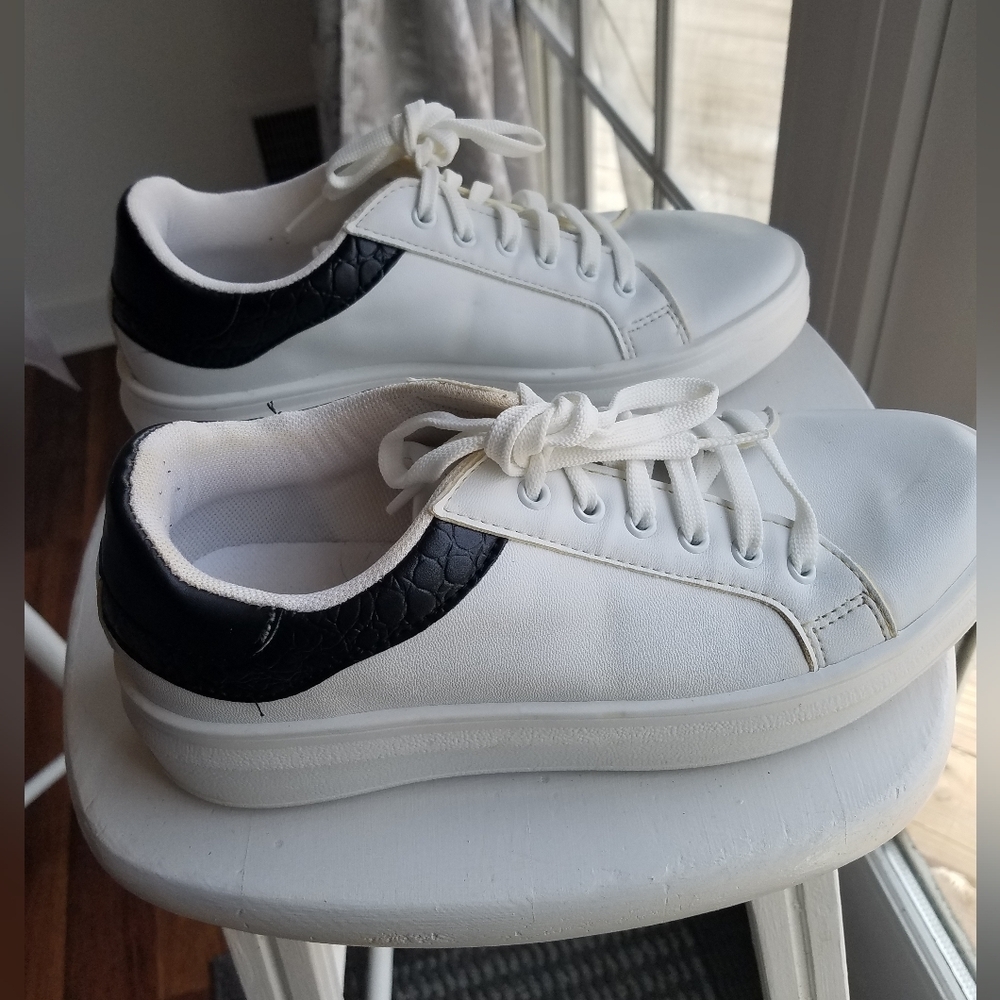 Topshop Sneakers White Black Trim Size 38/7 Made in Italy - Picture 2 of 12